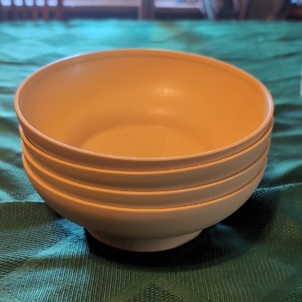 Tupperware Set 4pc Bowls